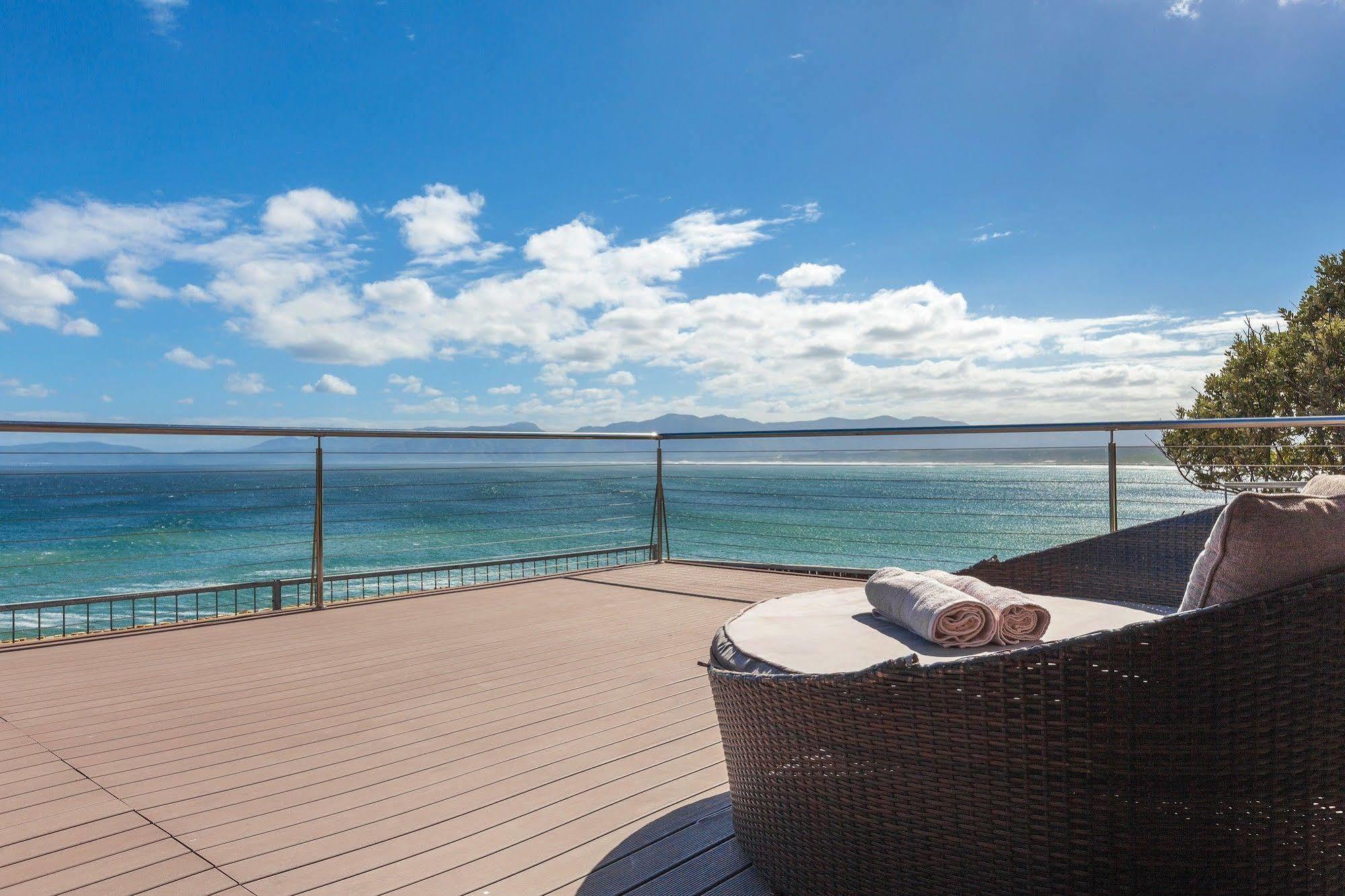 Whale Huys Luxury Oceanfront Eco Villa Гансбаи Екстериор снимка
